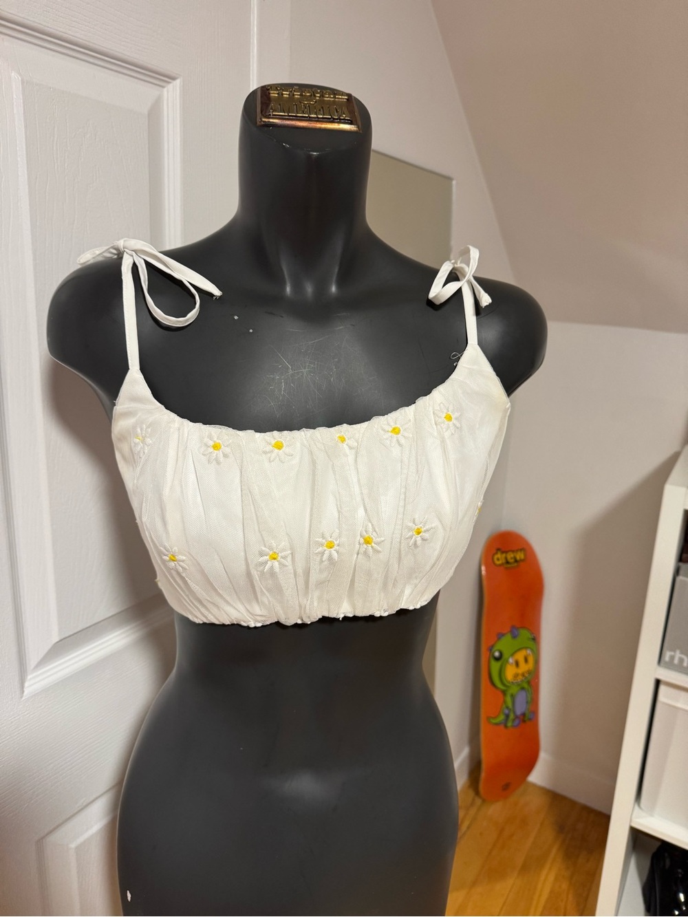 White Tie-Shoulder Daisy Embroidered Crop Top